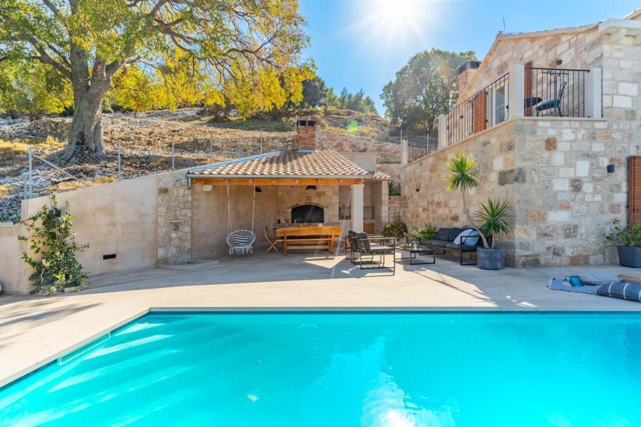 New Villa Ani! Traditional And Luxurious 4-Bedroom Villa With Heated Pool And Sea Views Postira Luaran gambar